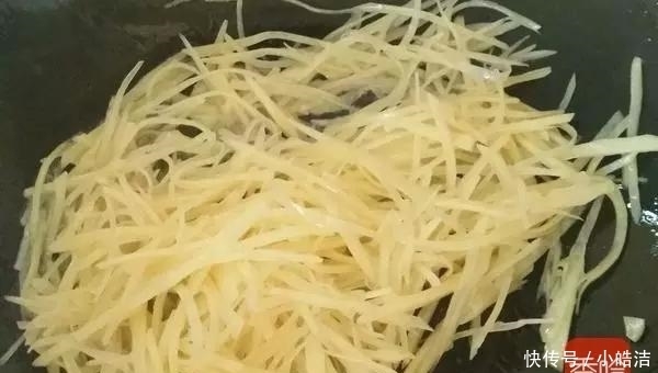  土豆丝|酸辣土豆丝应该用白醋还是陈醋? 太多人都放错了, 难怪不好吃