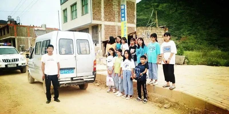  丘北|丘北面包车拉人超员被查！核载7人，实载12人