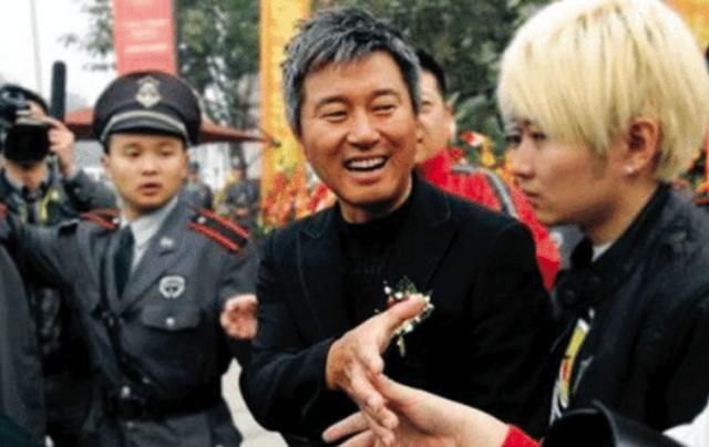  沦落|和妻子双双入狱，从歌坛巨星沦落成路人，现满头白发无人识