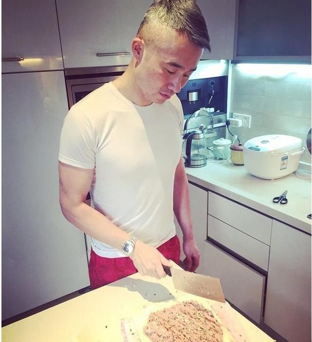  装修|走进主持人程雷的家，把飘窗拆了改成衣柜，老婆的衣服有点太多了