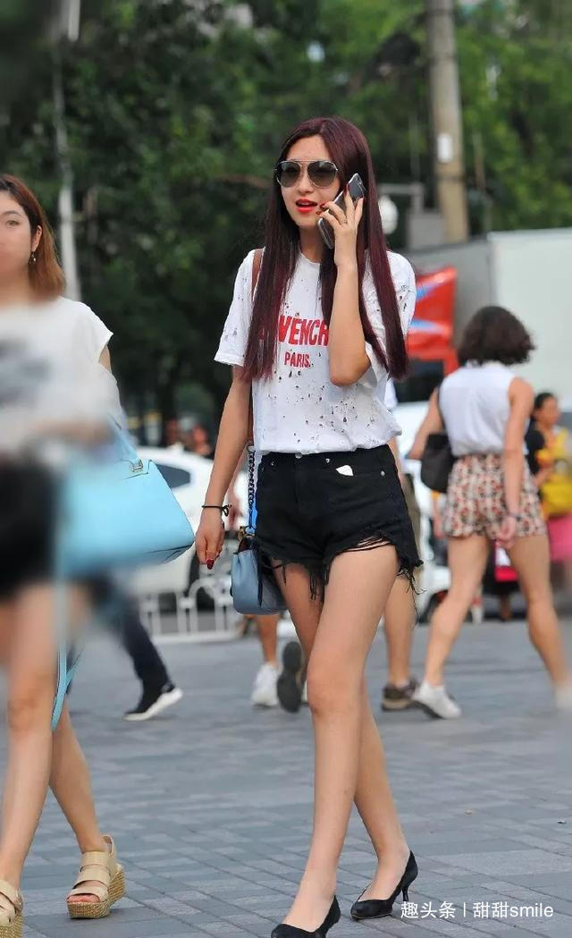 牛仔裤|美女破洞牛仔裤搭配一字带的高跟凉鞋,凸显她的身高,增加气质