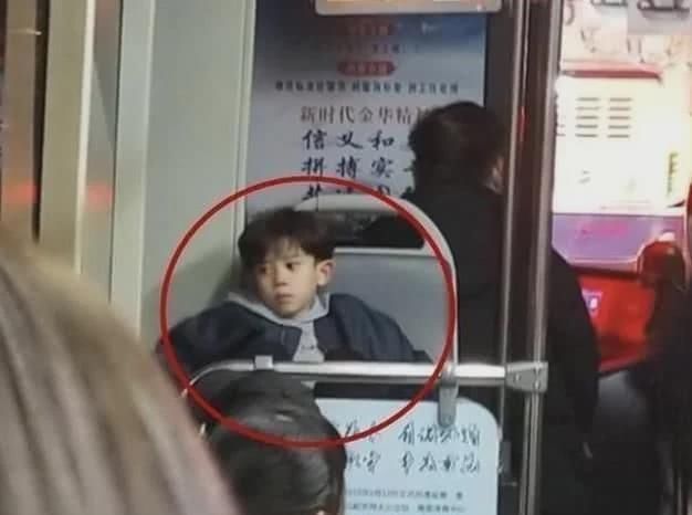 直呼|“高颜值”小男孩坐公交被偷拍,网友看后直呼阿姨等你长大