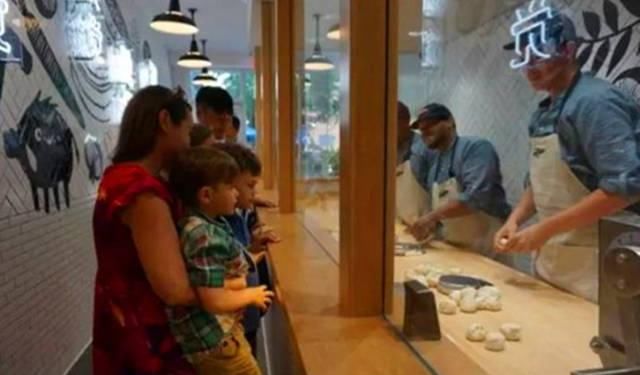 中国|开在美国的中国包子铺,最便宜菜包20元一个,顾客每天排长队购买