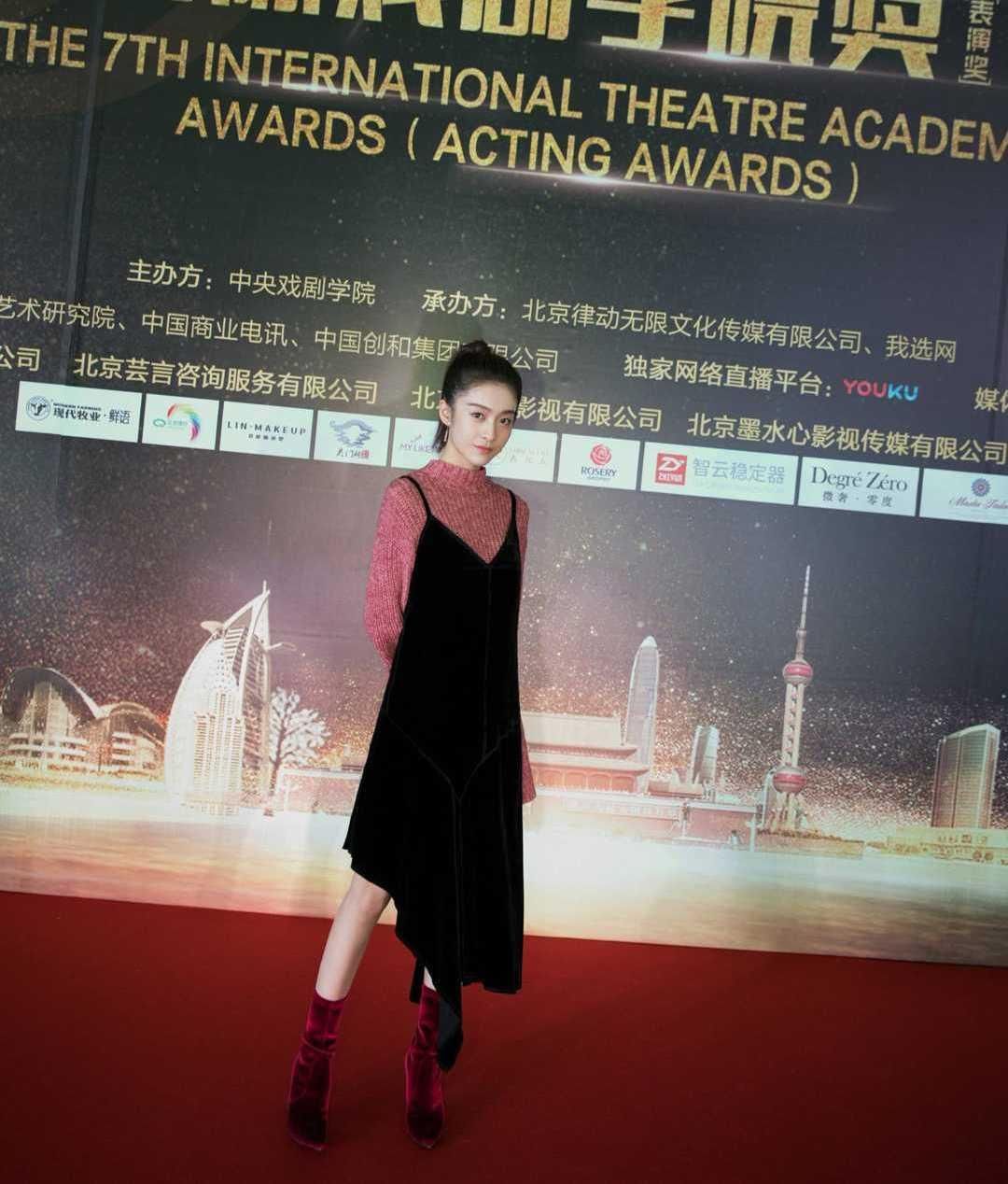  庆生|温碧霞一家三口庆生，穿上最爱的吊带裙配头巾，这打扮哪像54岁