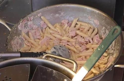 不用|大娘校门口卖小吃不用碗装,换成“这个”来装,只半天就卖500块