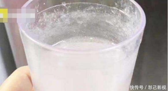  服务员|研究生同女孩吃饭，往女孩水里倒白色粉末，被服务员全部看见