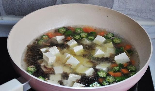 不用|它所含的钙质与牛奶相当,更易被吸收,做成汤,不用淀粉也滑溜