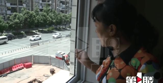  水柱|女子家中睡午觉 天上掉下来一块石头！接着……水柱喷射进来