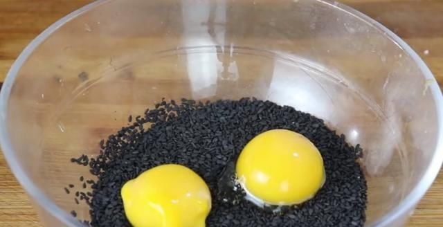 打入|黑芝麻打入2个鸡蛋,简单一做,孩子三天两头点名吃,百吃不厌