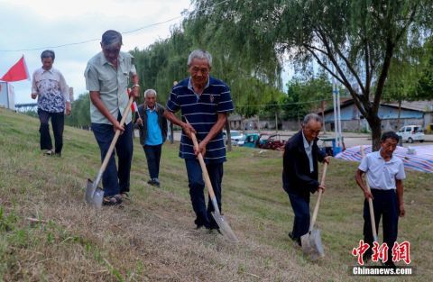  大堤|湖北黄梅：“银发护堤队”夜巡大堤