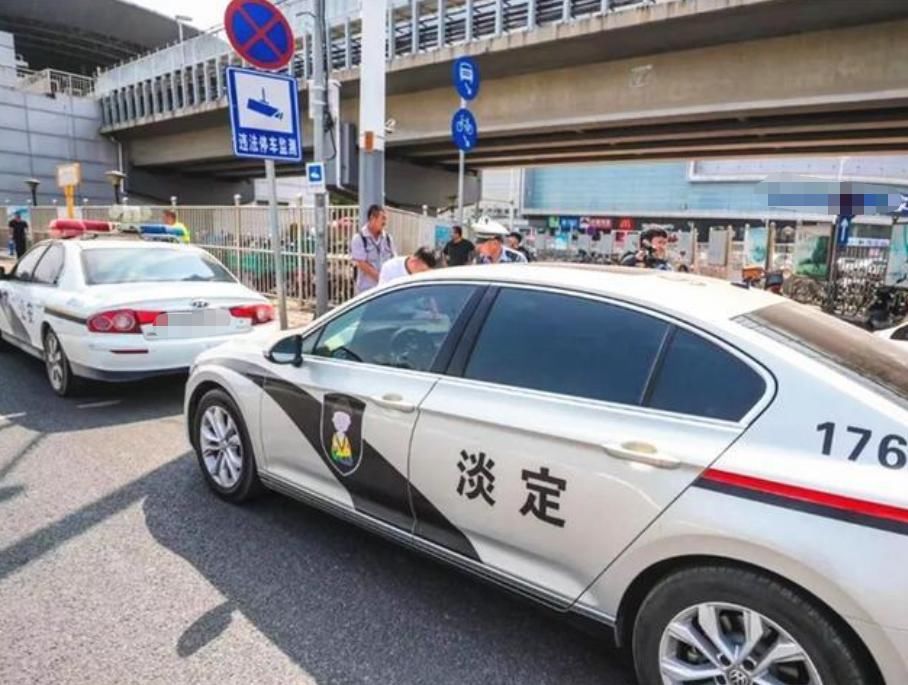 私家车|小伙把私家车改成警车，还把淡定写车上，网友：这是什么野路子