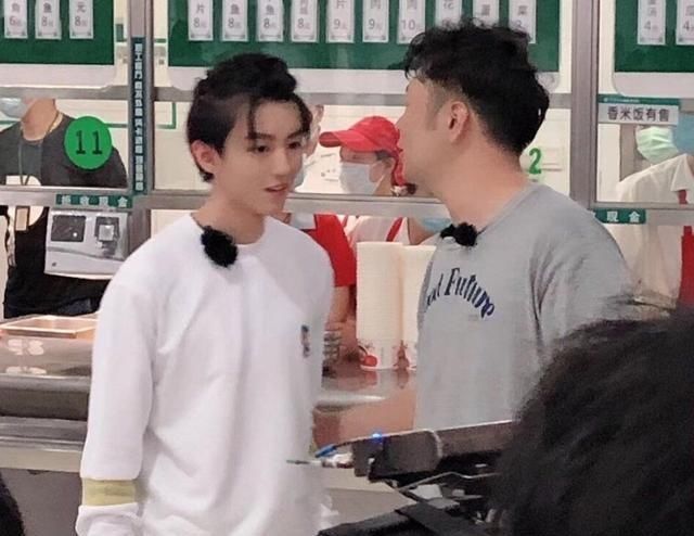 中餐厅|王俊凯最新路透来袭,路人随手拍下生图,身高太令人心动了