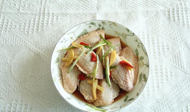 咸鲜|夏日鲜嫩清蒸鸡翅中,咸鲜不油腻,少吃油炸,多清淡!简单