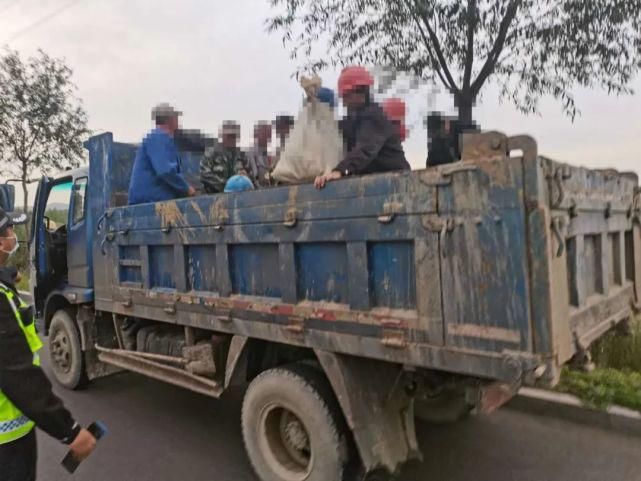 车违法载|冷汗直流!再看几起非法载客、超员案例! | 畅行中国 交警同行