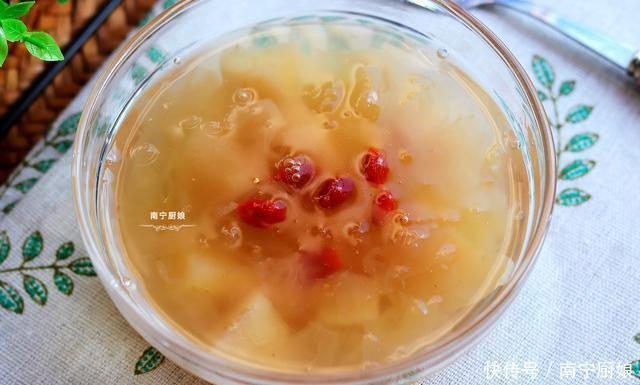 梨子|梨子别再生吃了，拿来和银耳炖汤，每天喝一碗，清热润肺、去秋燥