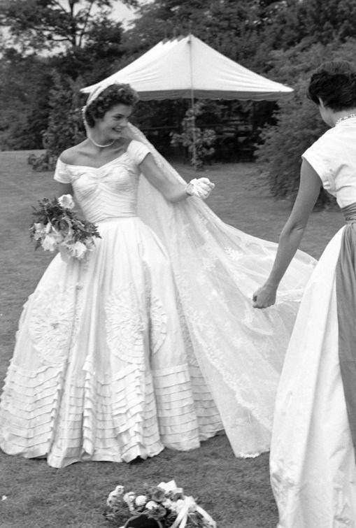 婚纱|百年婚纱秘史原来以前的新娘还不止会穿白婚纱