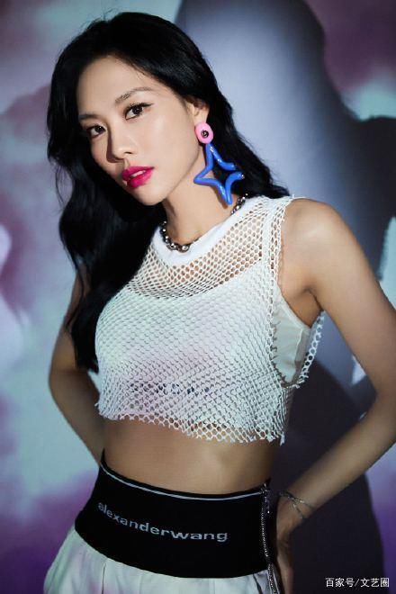  芒果|王霏霏芒果夜下楼梯摔跟头，站起来坚持表演，事后回应未伤筋动骨