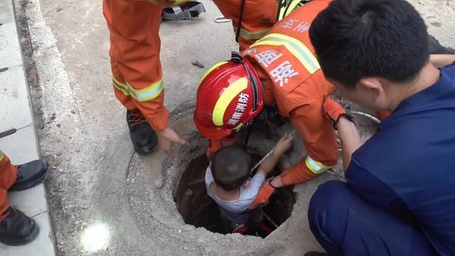  小朋友|4岁小男孩掉5米深下水道井 消防员井下上演“大营救”