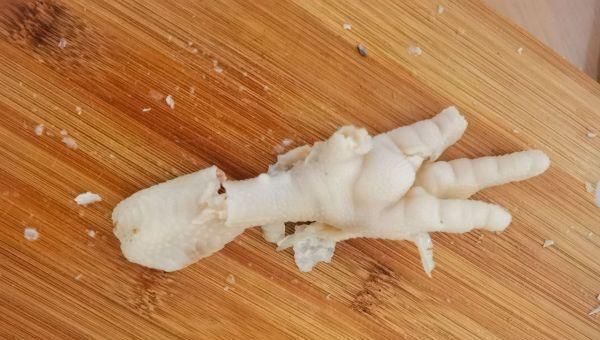  菜场|菜场买来几只鸡爪，凉拌了几下，孩子吃的一口不剩，真过瘾！