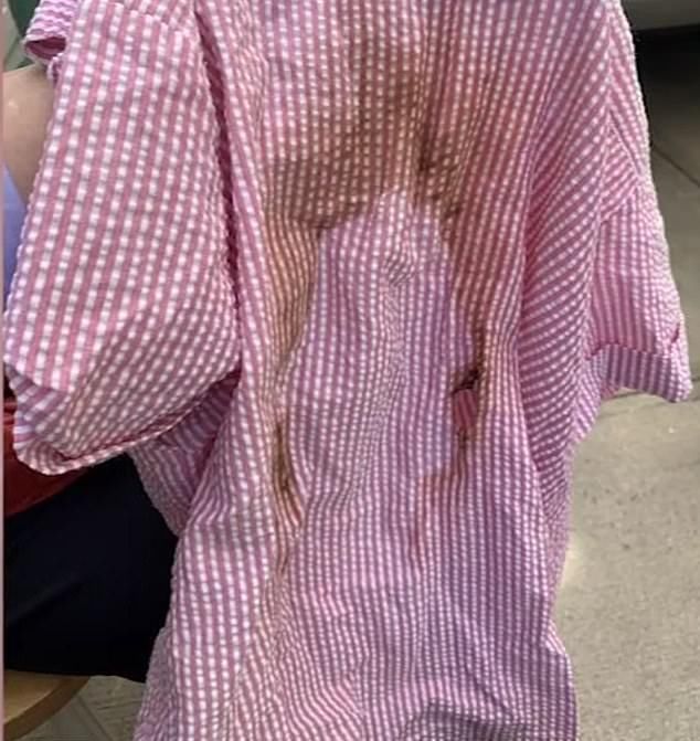  衣服|天理何在？8旬华人老太无故遭两名白人男子掌掴，衣服还被点着