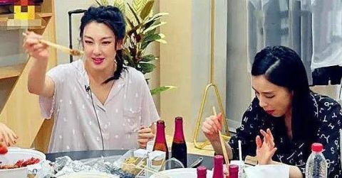  姐姐|黄圣依请吴昕吃小龙虾，谁注意她把虾壳扔哪了？暴露素质