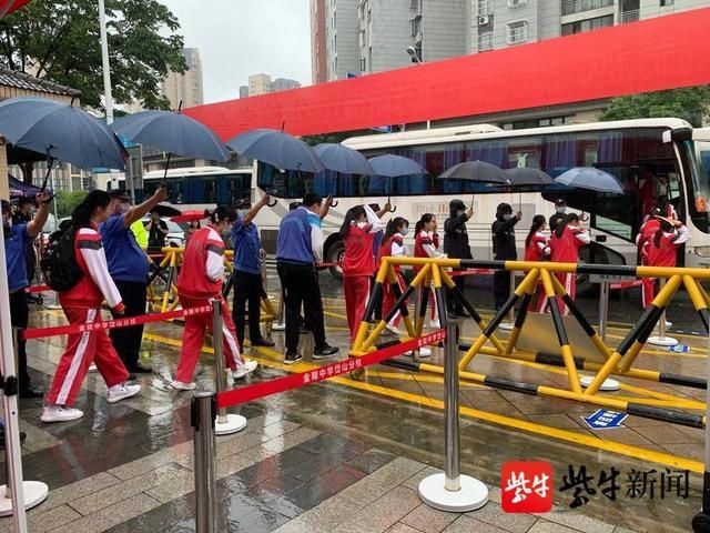 爱心|中考考场门口，一把把雨伞撑起一条“爱心护考通道”