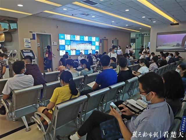  近视眼|八成高中生都是近视眼，高考后扎堆取镜