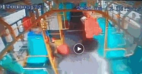  高峰|阜城七彩世界十字路口，晚高峰他突然冲下车！