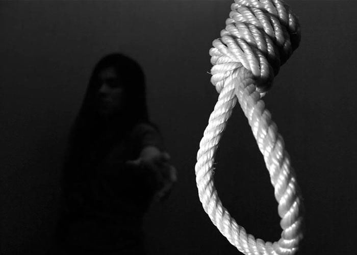 离奇|8岁女孩离奇被挂在房梁上吊死，弟弟指证：妈妈给姐姐灌了毒药