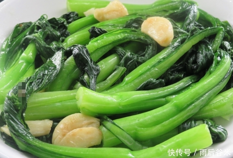 技巧|炒青菜,别直接下锅!大厨教你2个技巧,青菜翠绿又脆嫩,不出水