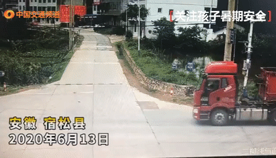  死亡|痛心！两中学生骑摩托车撞上大货车！当场死亡