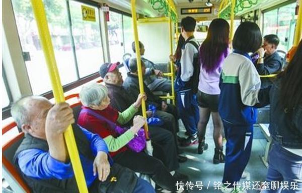女童遭|10岁女童遭老人强制让座，妈妈简单的几句话给全车人都上了一课