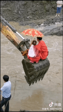 挖掘机|火了!十堰这对新人迎亲时遇河水猛涨!有人开来挖掘机