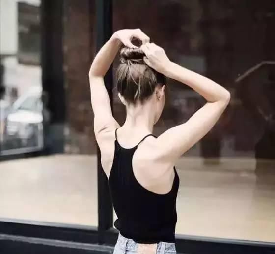 半丸子头|发型和衣服这样搭,让你从头美到脚!