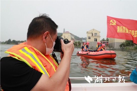 全媒|洪水不退，决不松劲！湖北日报全媒记者奋战在一线