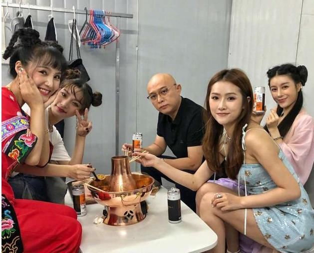  喂食|49岁主持人孟非惹争议！节目间隙被众美女包围喂食，已婚不避嫌？
