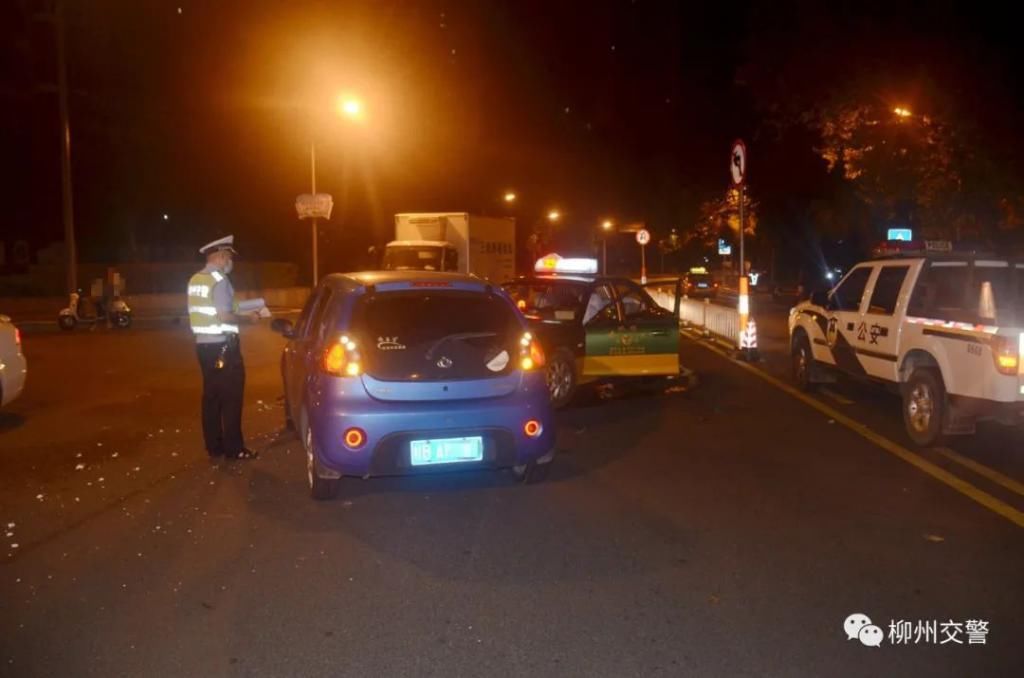  事故|桂B小轿车为避让电动车，竟撞向对向出租车！全责！