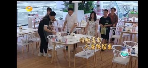  贵宾|中餐厅：餐厅迎来“贵宾”，导演组亲自出面买单，一说来历黄晓明肃然起敬！