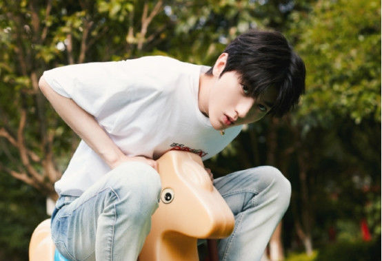  蔡徐坤|蔡徐坤好心帮沙溢擦脸上水时, 下秒举动被网友看后: 嫌弃就别擦