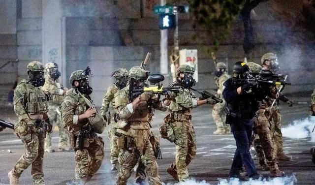  美国|特朗普授权士兵开枪闯大祸：街头激烈交火，此刻的波特兰像个战场