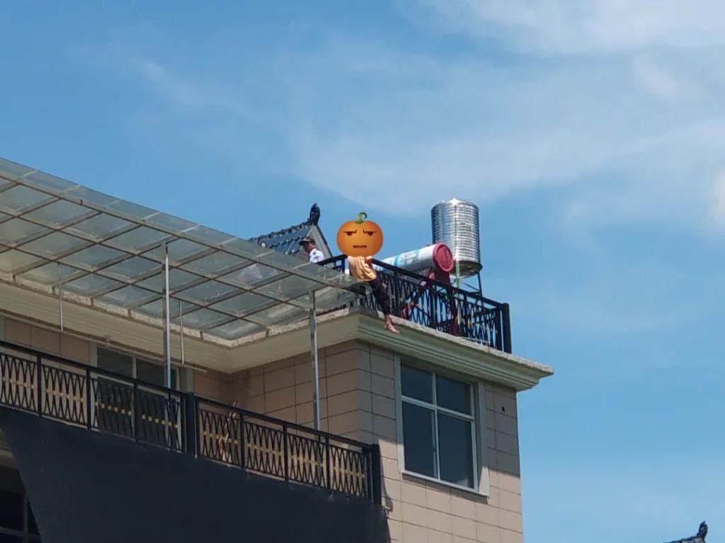  扑倒|这波操作很帅！遂昌一男孩扬言跳楼，关键时刻消防员飞身扑倒！