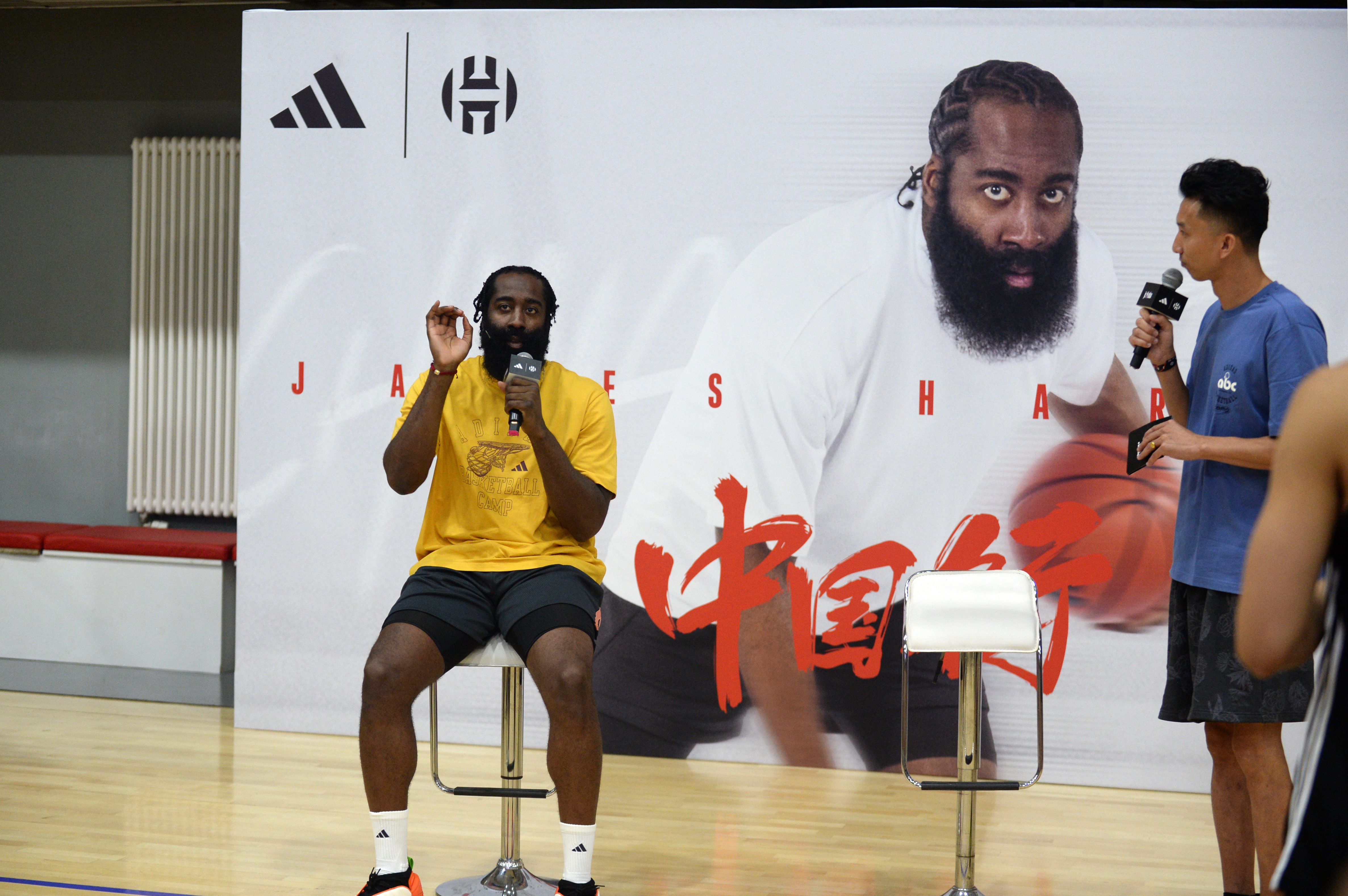 篮球——哈登到访北京四中 与中学生交流互动