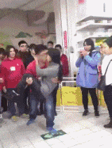 做饭|搞笑GIF:孩子,你家的大人呢?怎么这么小就开始做饭了!