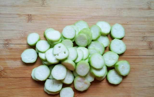  下饭|西红柿别再炒鸡蛋了，和它炒清热解暑还下饭，我家连汤也喝