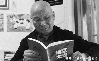 发回|他收集战场故事发回国内 他收听国内新闻传到战场