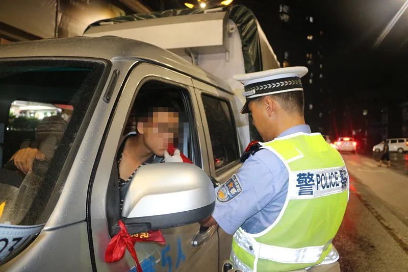  大队|榕江交警开展酒驾行动，助推省级文明县城创建