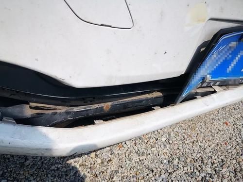  开走|慌煞！大江东网友在一村道上撞了，直接开走了……算“肇事逃逸吗？”