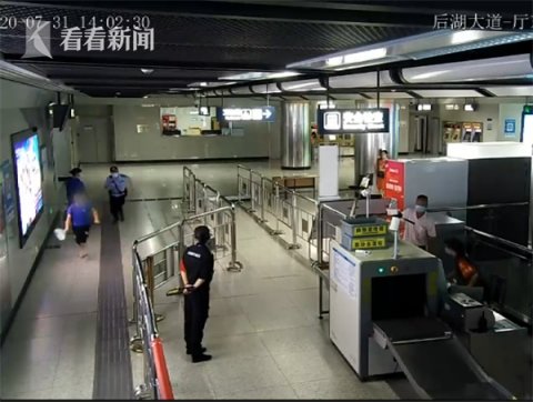 套话|8岁男童进地铁站＂大闹＂ 民警陪做数学题套话...