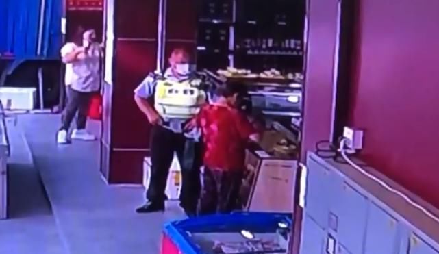 超市|大妈在超市偷排骨，被人挂牌示众！店家：已经她本人同意