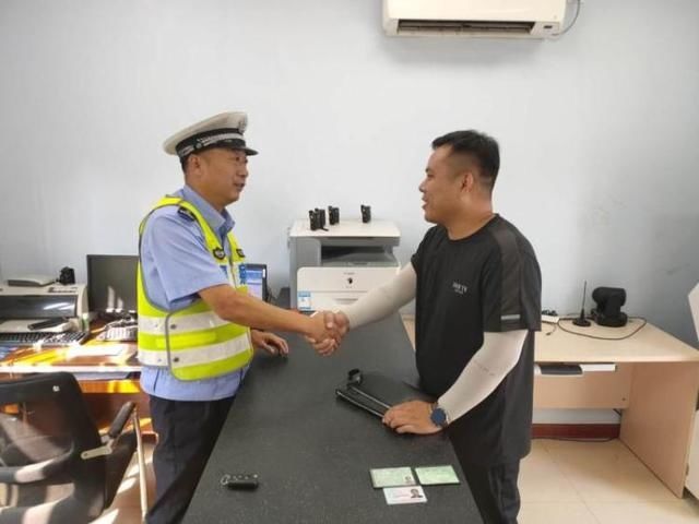  寻找|热心市民拾金不昧 青岛交警接力寻找失主